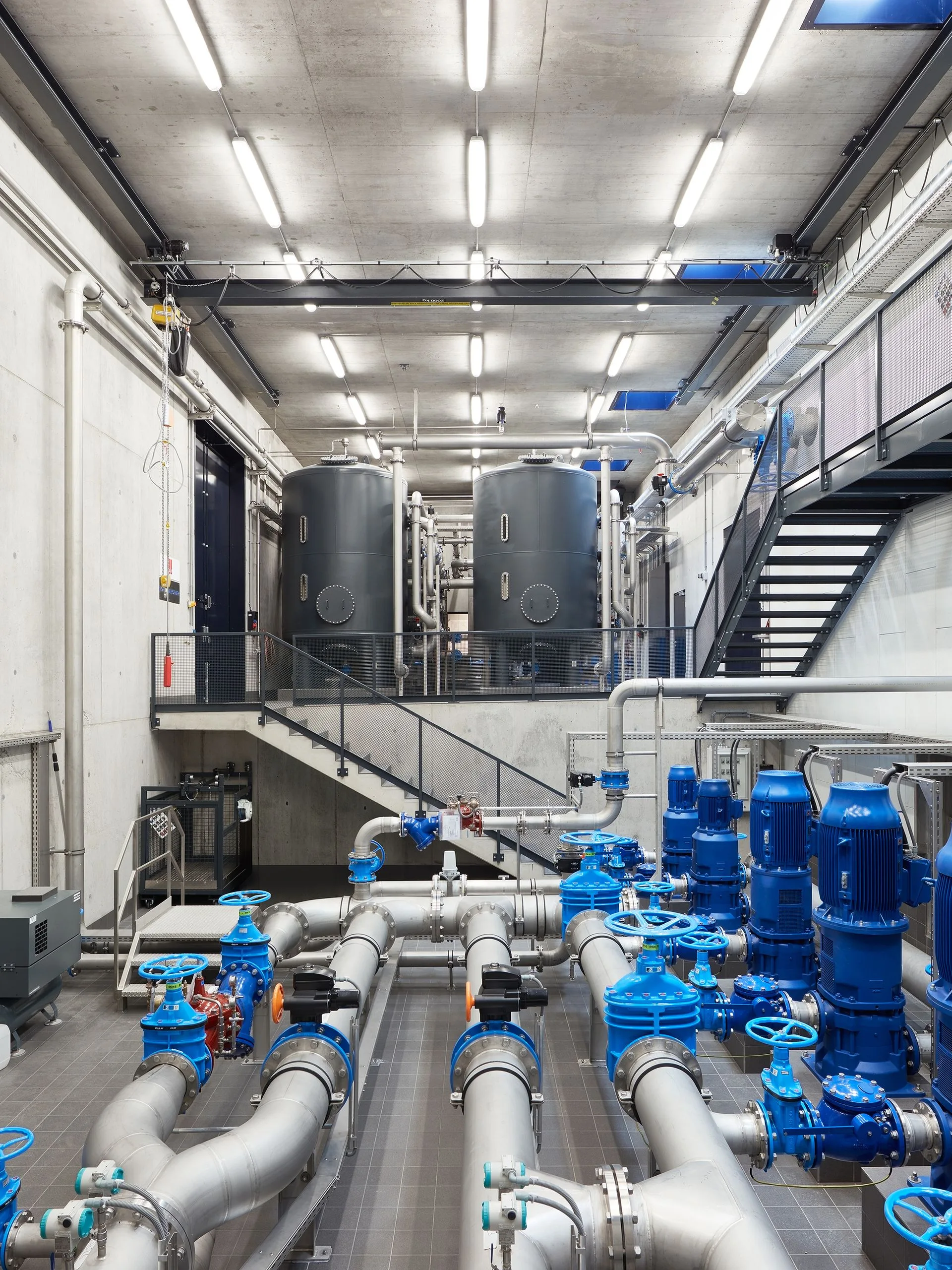 Cuarto de bombas con bombas azules — suministro Water Master México